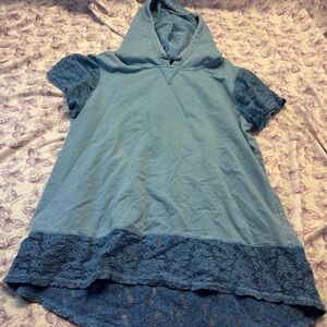 🍄Women’s Short Sleeve Distressed Blue Hooded Tee with Lace Trim